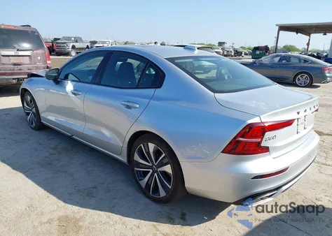 2022 Volvo S60 B5 Inscription/B5 Momentum z USA, uszkodzony, nr VIN 7JRL12FZ3NG176097